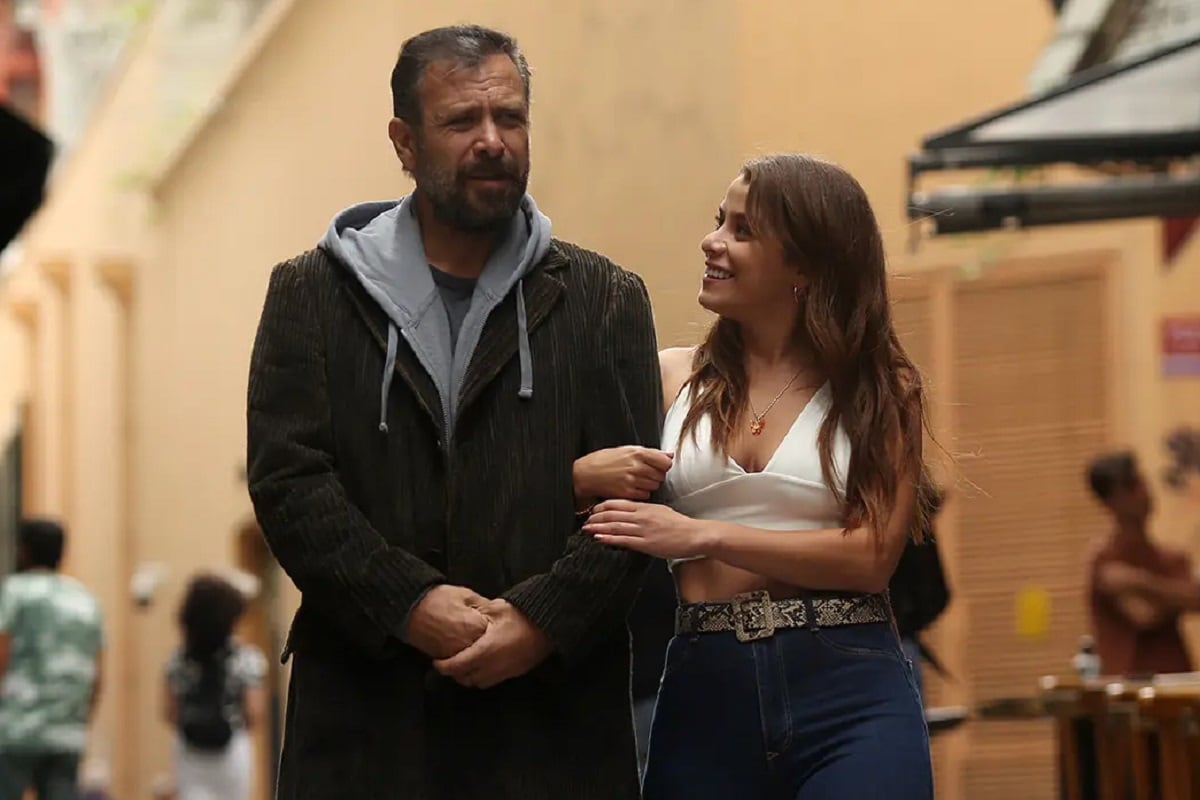 Sadik ayuda a cuatro mujeres en la película turca "10 días de un mal hombre" (Foto: Netflix)