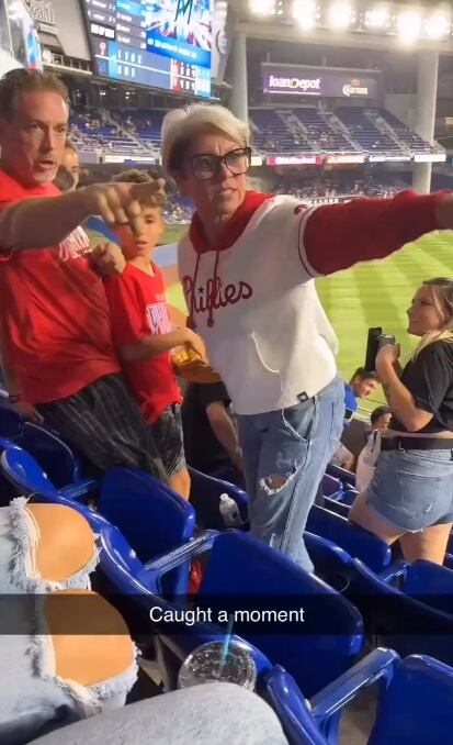 Una fanática enfurecida lo increpó asegurando que la pelota era suya, lo que llevó al hombre a quitársela al niño y entregársela. (Foto: @barstoolsports / X)