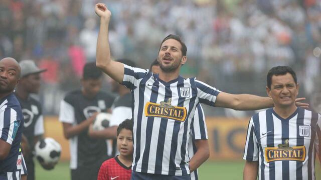 Claudio Pizarro se sumó a la lista de saludos y emocionó a todos con una canción dedicada a Alianza Lima
