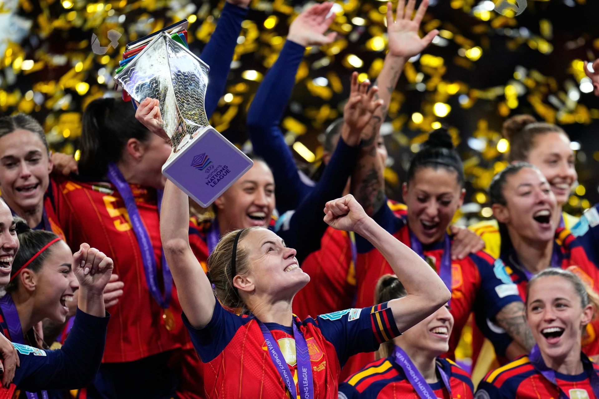 La capitana de la selección española, Irene Paredes, levanta el trofeo después de ganar el juego final de fútbol de la Liga de Naciones Femenina entre España y Alemania en Madrid, el martes 2 de diciembre de 2025. (AP Photo/Manu Fernandez)
