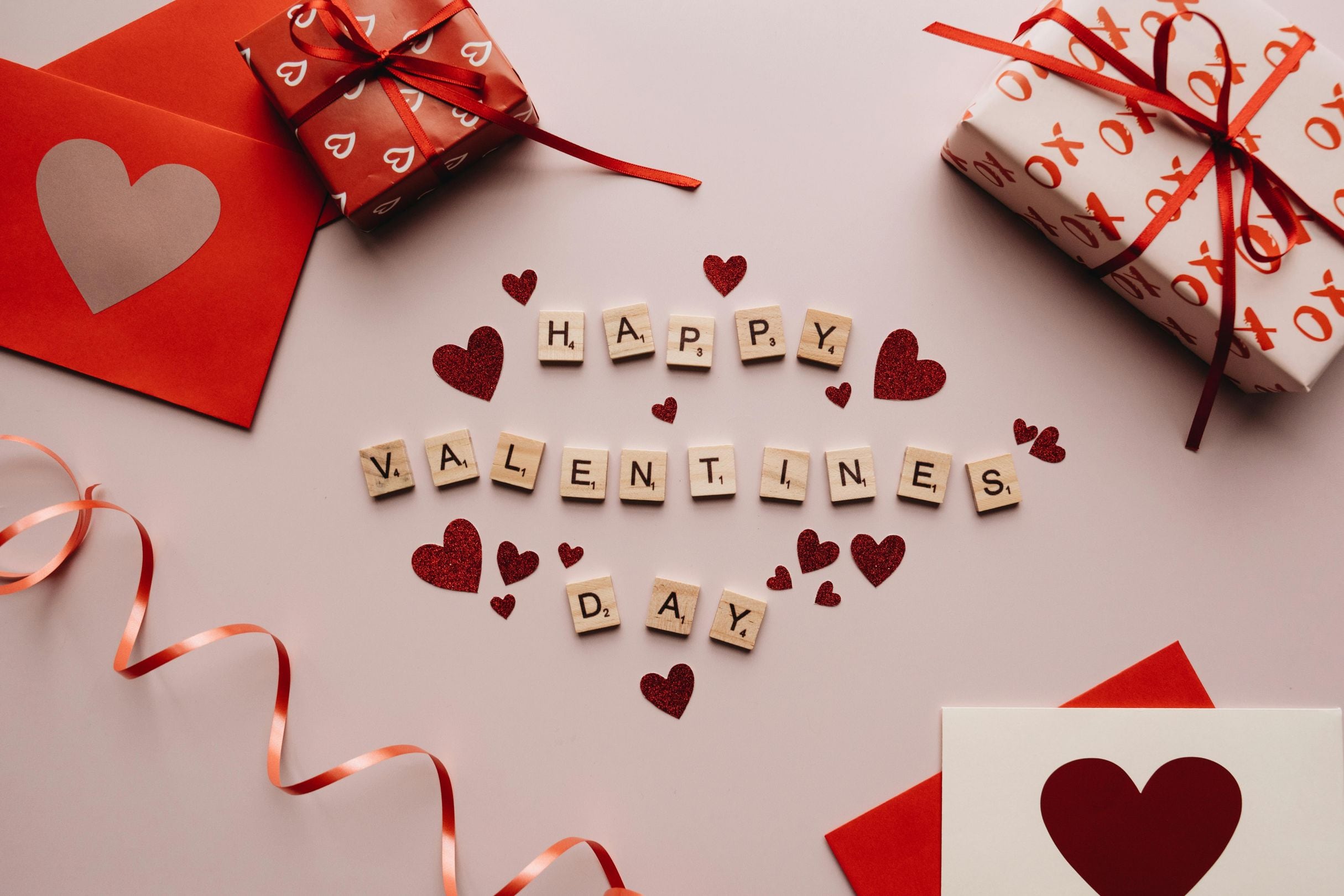 Valentine’s Day, celebrated every February 14th, is a date dedicated to commemorating love and affection between people. (Photo: alleksana / Pexels)