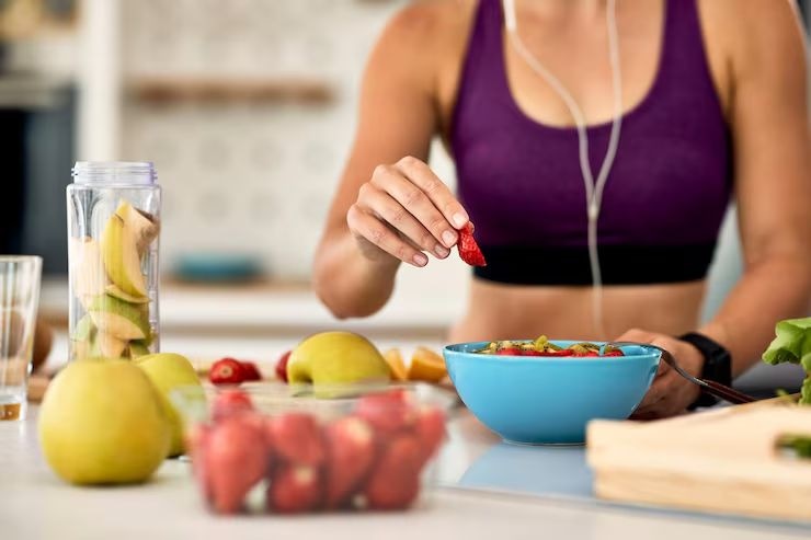 Una buena estrategia nutricional puede marcar la diferencia entre sostener el ritmo de carrera o quedarse sin energía en el tramo decisivo. (Foto: Freepik)