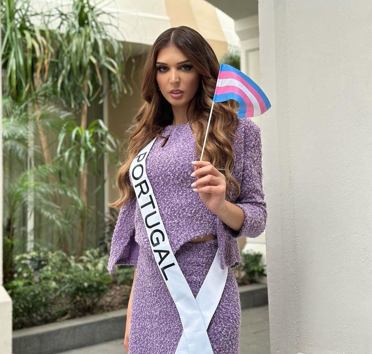 Aquí con un vestido morado, su color favorito, y con una bandera que le dieron dos seguidores (Foto: Marina Machete / Instagram)