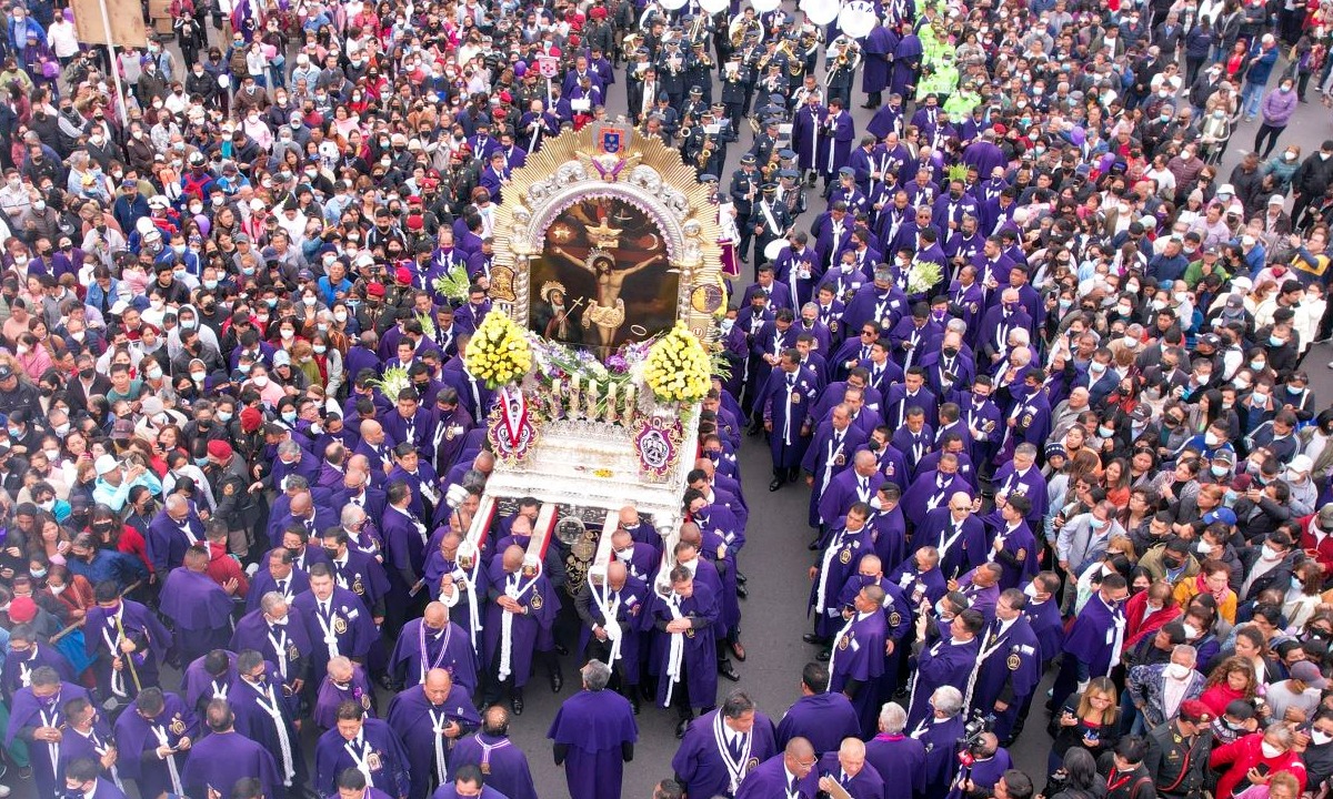 Conoce aquí la hora de inicio del quinto y último recorrido del Señor de los Milagros. (Foto: Andina)