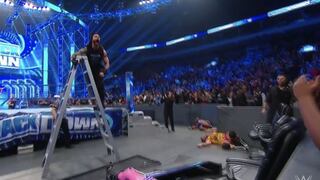 ¡Desde lo alto de la escalera! Roman Reigns lanzó a Dolph Ziggler contra la mesa de comentaristas en SmackDown [VIDEO]