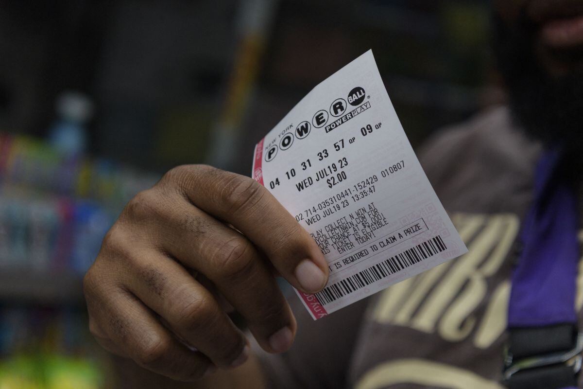 Una persona sostiene su boleto de Powerball en la ciudad de Nueva York (Foto: Angela Weiss / AFP)
