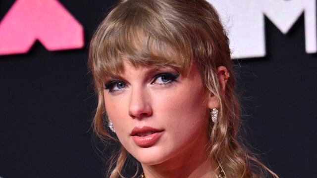 Taylor Swift: cómo reaccionó al oír cantar a Peso Pluma en los MTV VMAs 2023