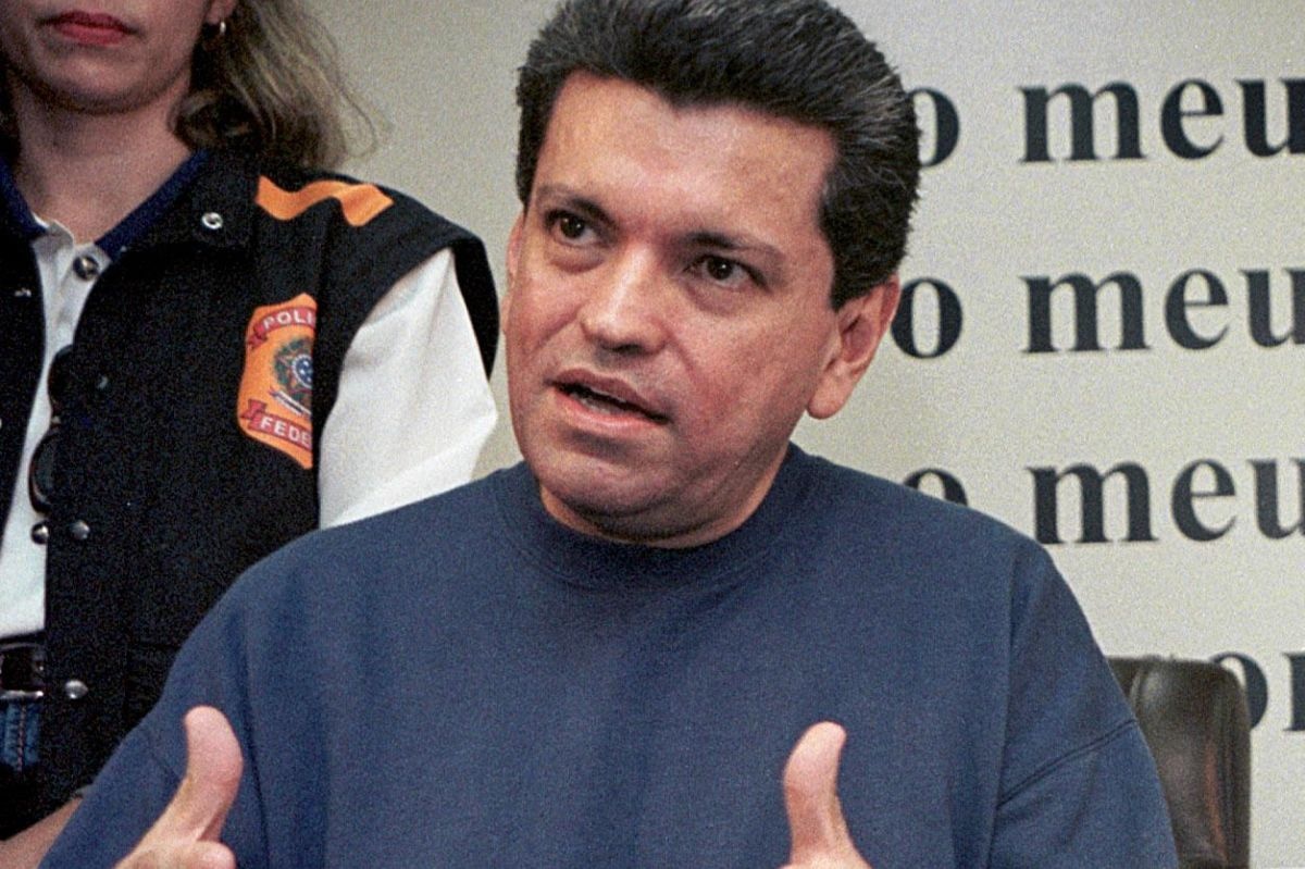 Fotografía de archivo del 5 de diciembre de 2000 que muestra a Sergio Andrade dirigiéndose a los medios de comunicación en la comisaría de policía de Brasilia, Brasil (Foto: Evaristo Sa / AFP)