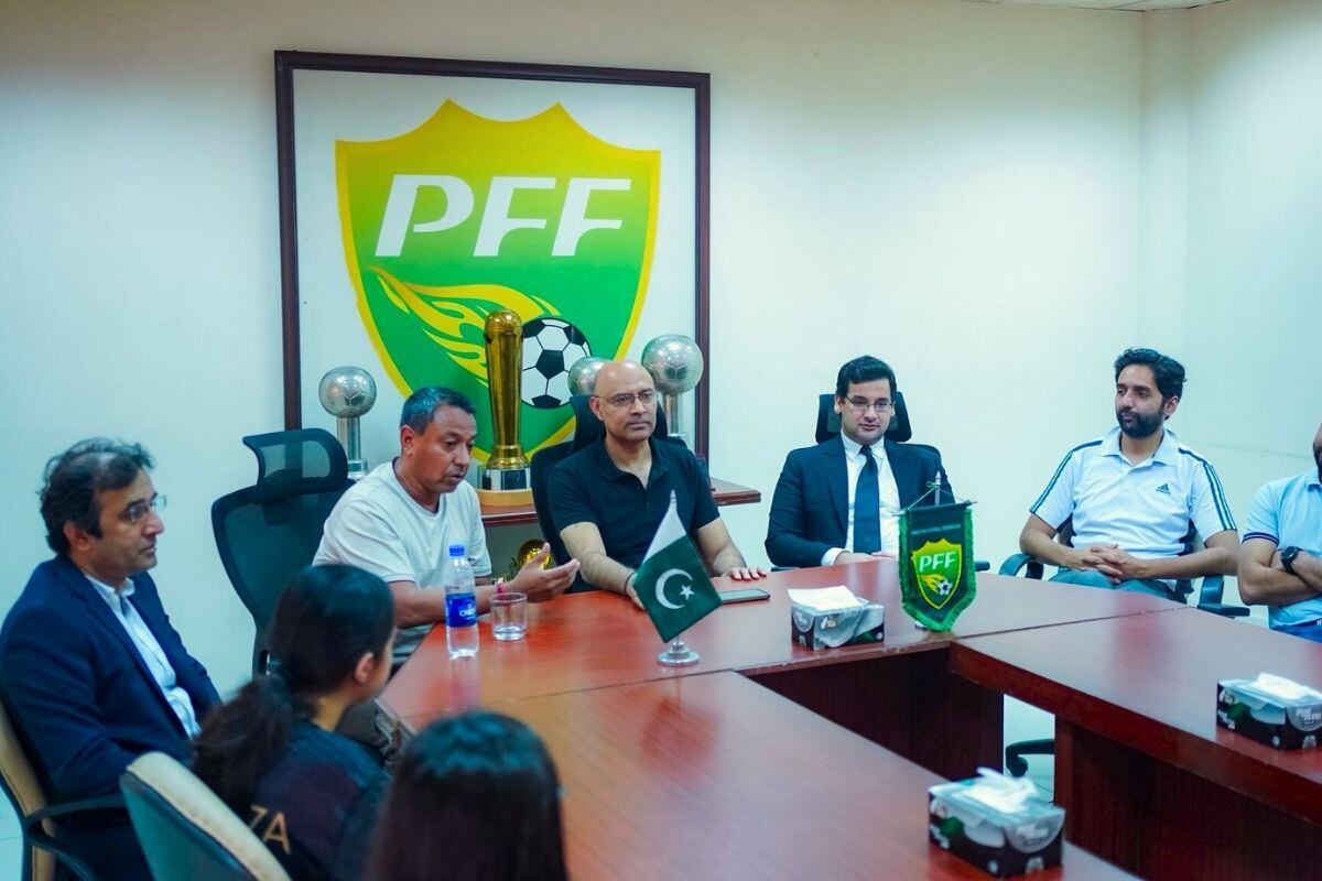 Nolberto Solano junto a los directivos de la Federación de Pakistán (Foto: @TheRealPFF)