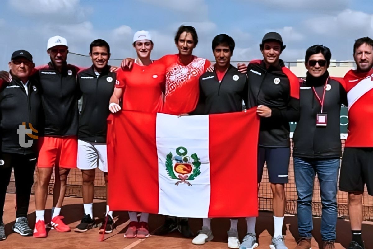 Equipo peruano de Copa Davis posa con la bandera tras triunfo ante Líbano (Foto: @Teamperu)