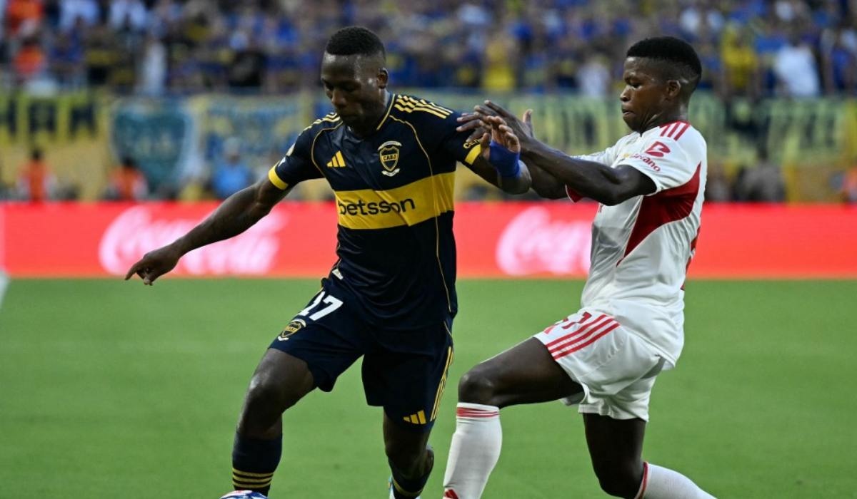 Luis Advíncula disputó todo el partido en Boca vs. Benfica. (Foto: AFP)