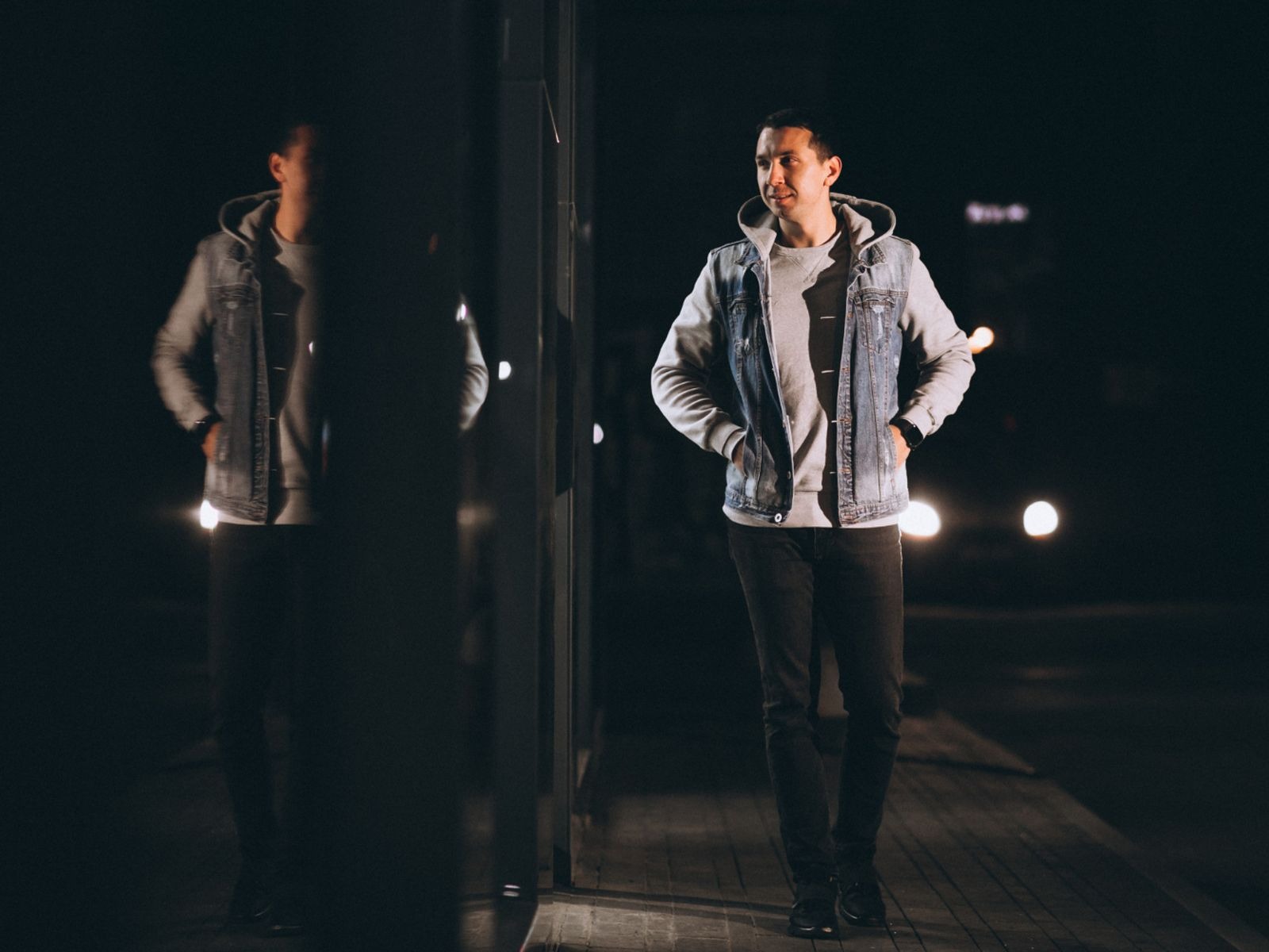 En esta imagen se aprecia a un hombre caminando por la calle de noche. (Foto: senivpetro / Freepik)
