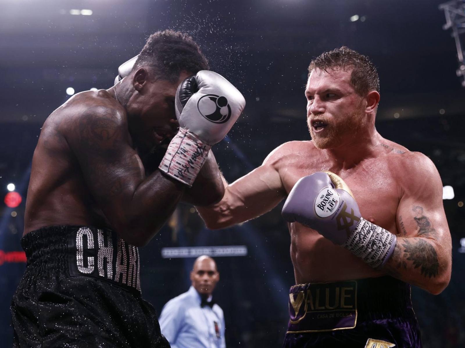 Canelo Álvarez sigue siendo el mejor de todos en la categoría peso supermediano tras su victoria sobre Jermell Charlo. (Photo: EFE)