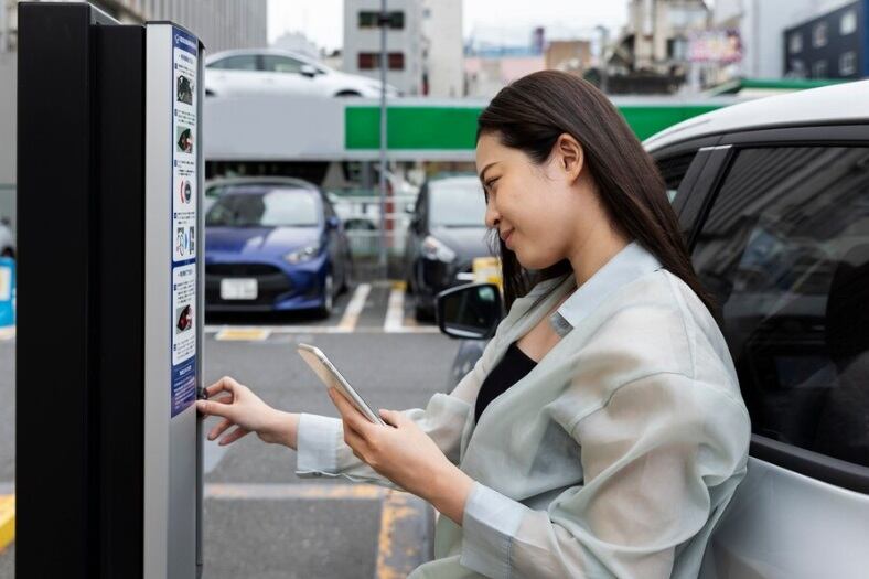 Para evitar caer en la trampa, recomienda un truco sencillo: comprobar que no haya ninguna pegatina encima del QR. (Foto referencial: Freepik)