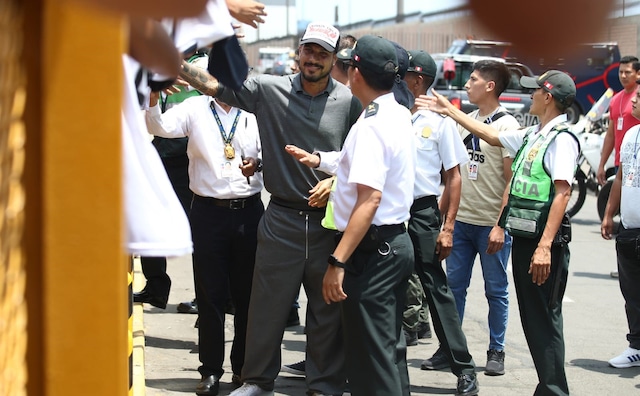 Paolo Guerrero llegó a Perú para entablar una reunión con el presidente del club Cesar Vallejo, Richard Acuña. (Fotos: jorge.cerdan/@photo.gec)