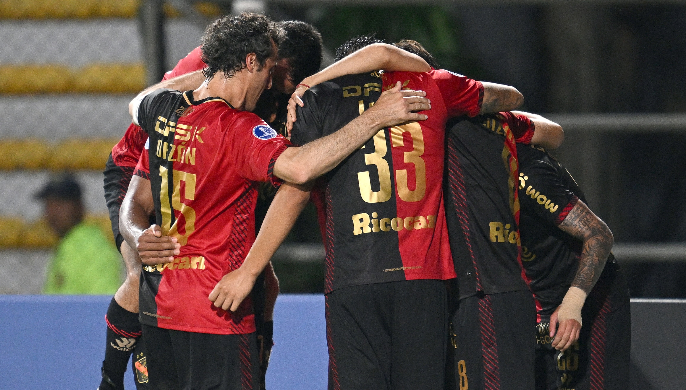 Los jugadores del FBC Melgar celebran el gol del triunfo que llegó a cargo de Kenji Cabrera (Foto: Federico PARRA / AFP)