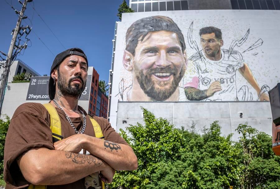 Maximiliano Bagnasco, autor del mural gigante de Messi. (Foto: EFE)
