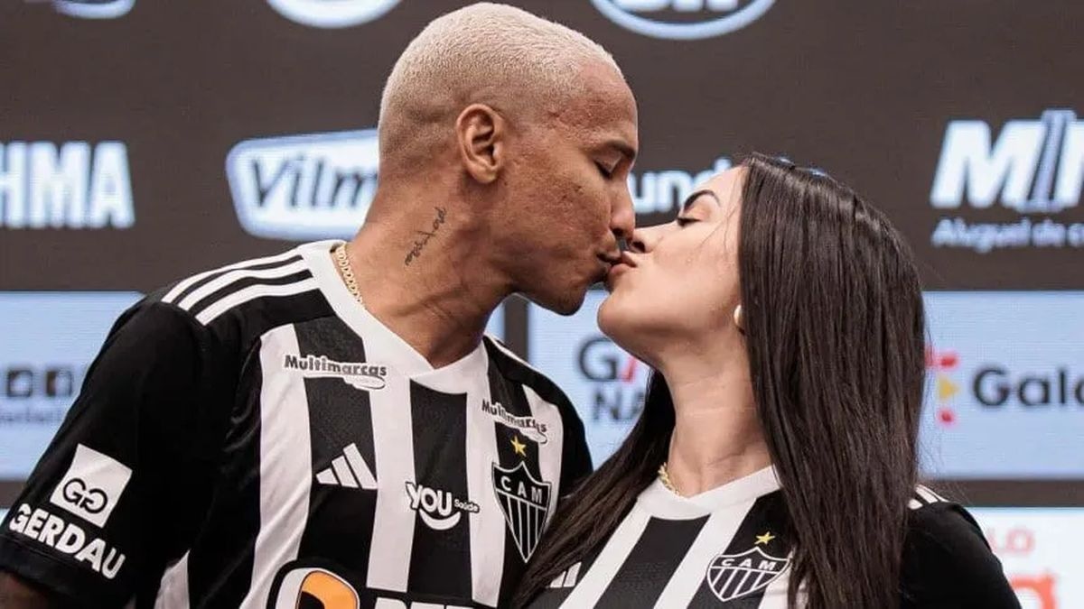 Deyverson y Katrina en la presentación con Atlético Mineiro. (Foto: Atlético Mineiro)