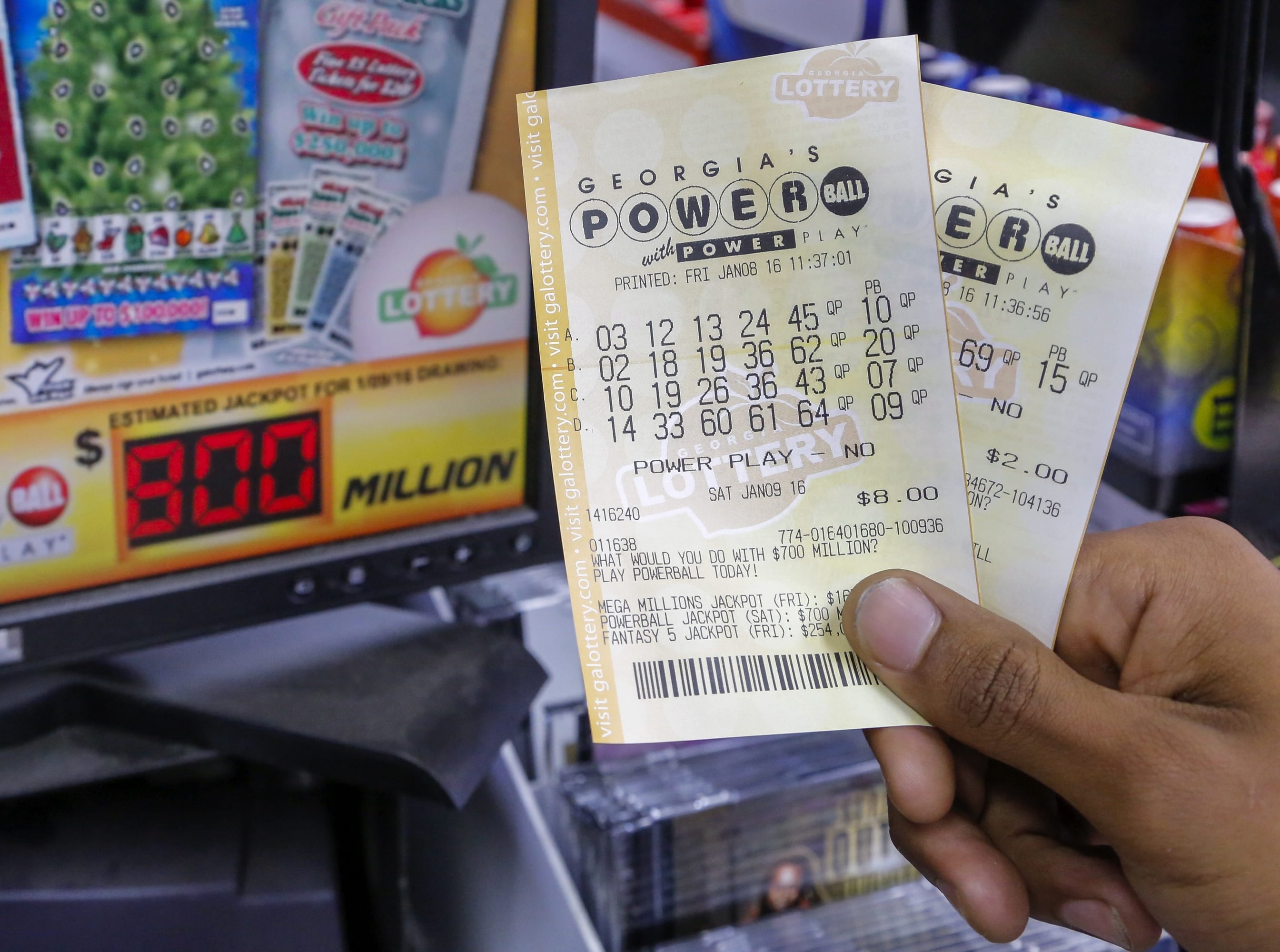 Una persona compra varias líneas de juego de Powerball, la lotería más famosa de Estados Unidos. (Foto: EFE)