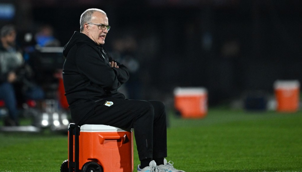 Marcelo Bielsa dirige a Uruguay en las Eliminatorias al Mundial 2026. (Foto: AFP)