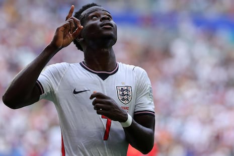 ¡Una máquina! Gol de Bukayo Saka para el 4-0 de Inglaterra ante Francia