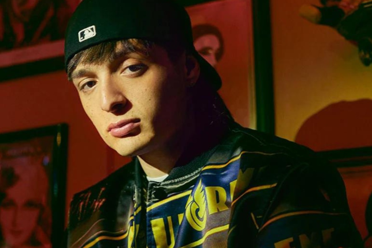 Peso Pluma se fracturó un pie durante un reciente show en Nueva York y tuvo que ser hospitalizado. (Foto: Facebook)