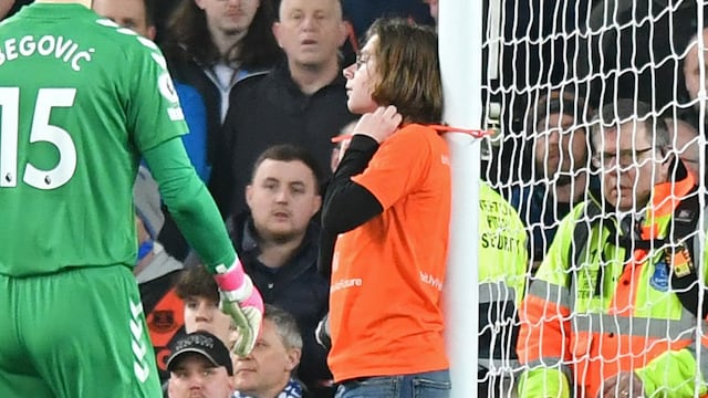 Nunca antes visto: Everton vs. Newcastle se detiene por un hincha que amarró su cuello al arco 