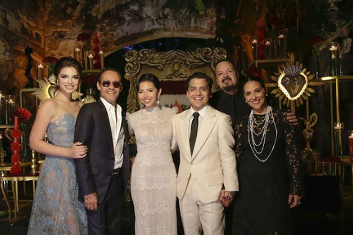 Nadia Ferreira y Marc Anthony fueron testigos del amor entre Christian Nodal y Ángela Aguilar y posaron con los padres de la novia. (Foto: Pepe Aguilar / Instagram)
