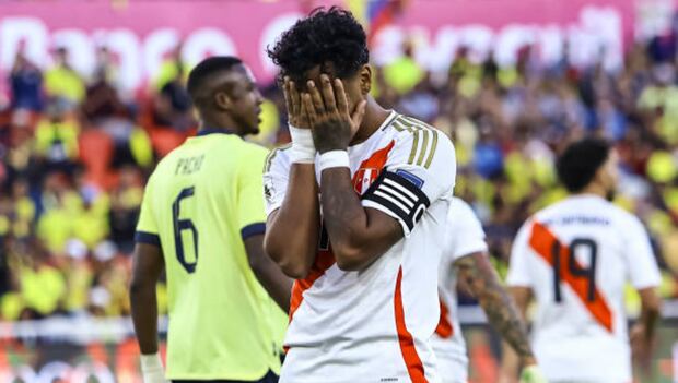 Renato Tapia en un partido por las Eliminatorias en 2024. (Foto: Getty Images).