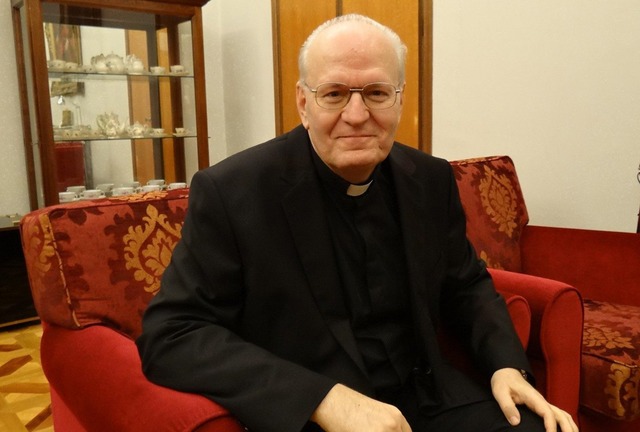 Si es elegido, Péter Erdő emergería como un candidato de compromiso, un conservador que ha tendido puentes con el ala progresista del Papa Francisco. Ya considerado contendiente en 2013 por sus contactos eclesiásticos y su enfoque en la Nueva Evangelización, Erdő destaca por su teología conservadora y énfasis en las raíces cristianas de Europa, aunque se le percibe como pragmático y ha evitado confrontaciones directas con el actual pontífice. Su postura cautelosa durante la crisis migratoria de 2015 generó debate, pero su dominio de varios idiomas, incluyendo el italiano y el ruso, podría facilitar el diálogo ecuménico, y su estilo menos carismático podría ser visto como una ventaja en busca de una transición papal tranquila. | Crédito: vaticannews.va