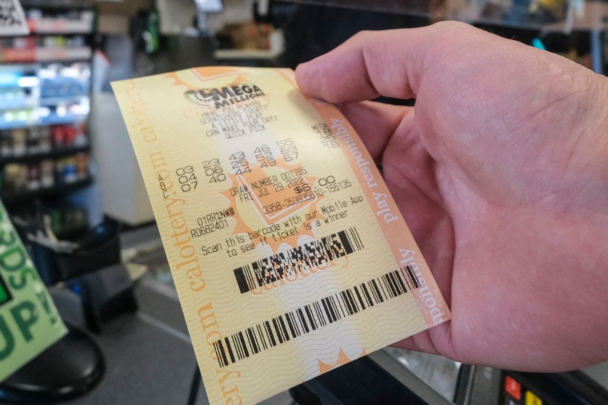 ¿Quién tendrá la suerte en sus manos? La lotería Mega Millions eleva el monto de su jackpot para el próximo sorteo (Foto: AFP)