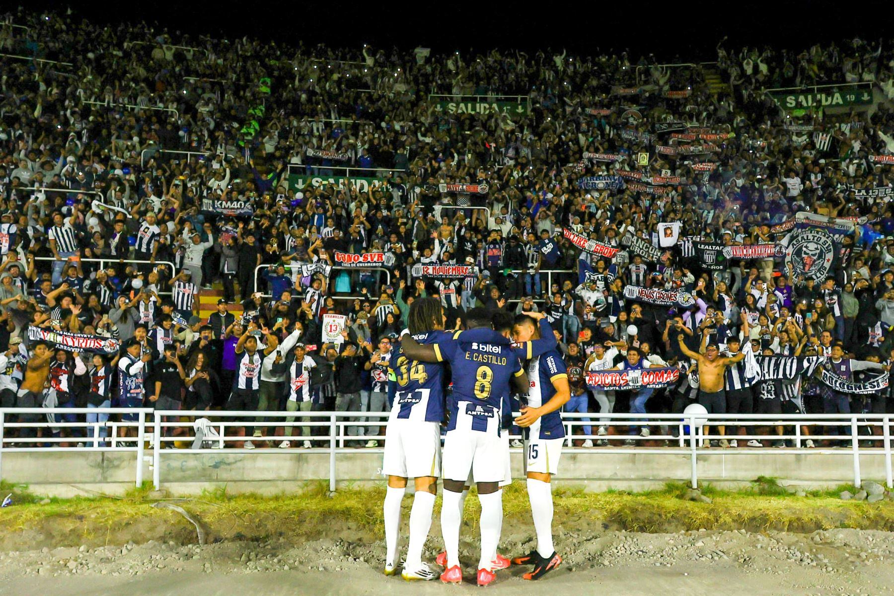 Alianza Lima celebra con su hinchada un triunfo que puede ser el del título.