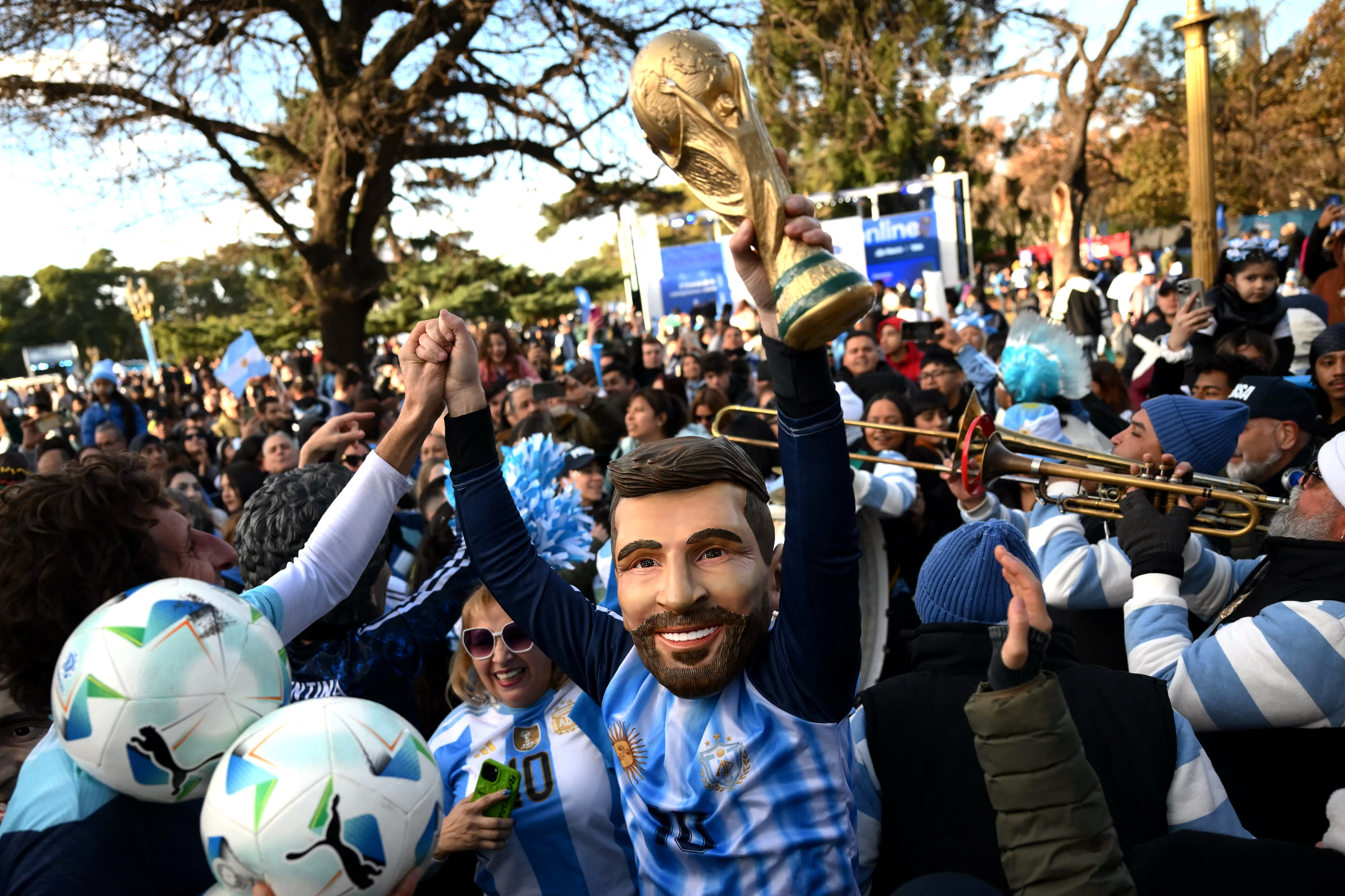 Hinchas argentinos habrían mostrado un mal comportamiento en las tribunas. (Photo by Luis ROBAYO / AFP)