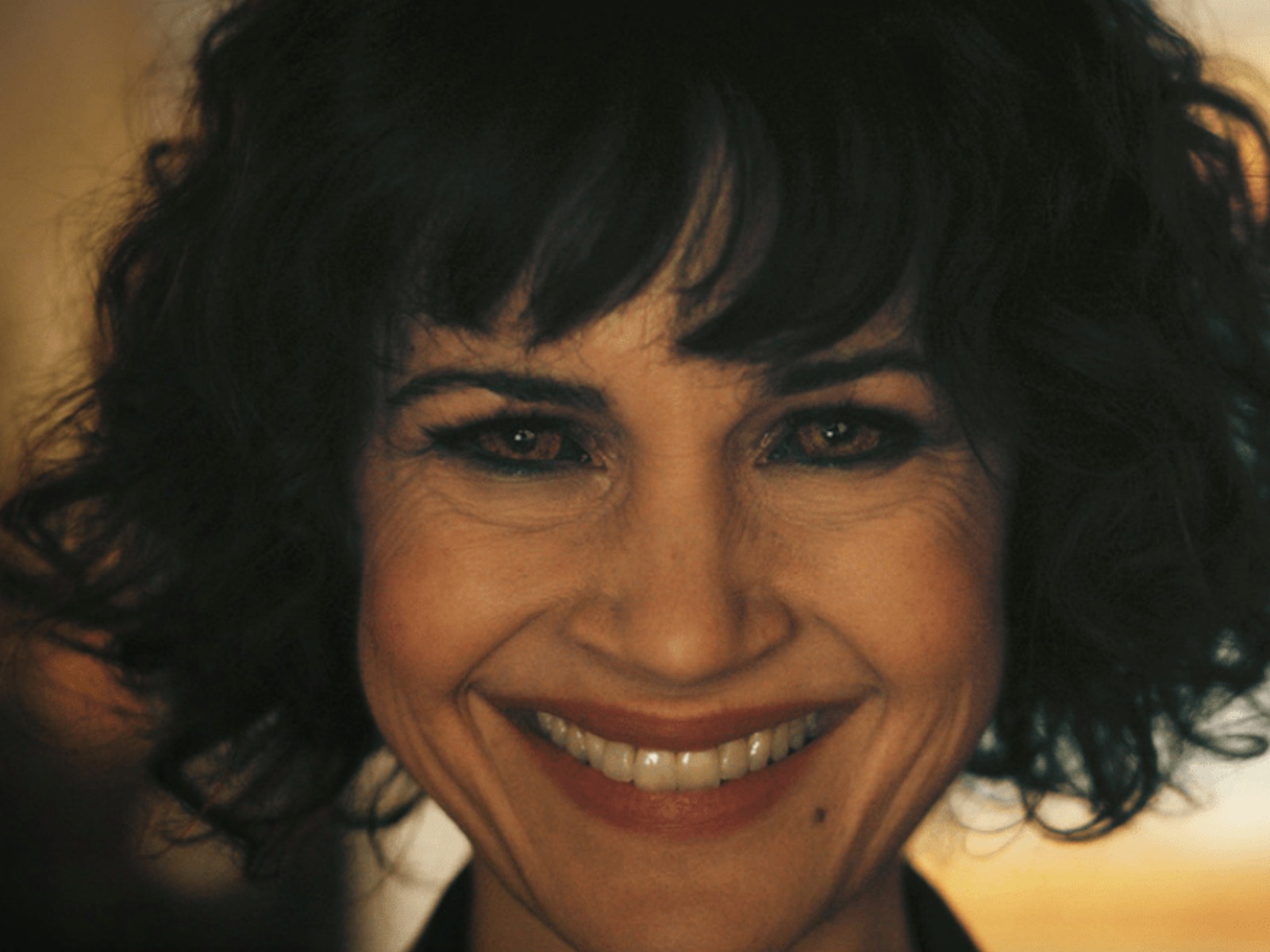 Carla Gugino asume el papel de Verna en la serie "La Caída de la Casa Usher", una adaptación inspirada en la obra de Edgar Allan Poe (Foto: Netflix)