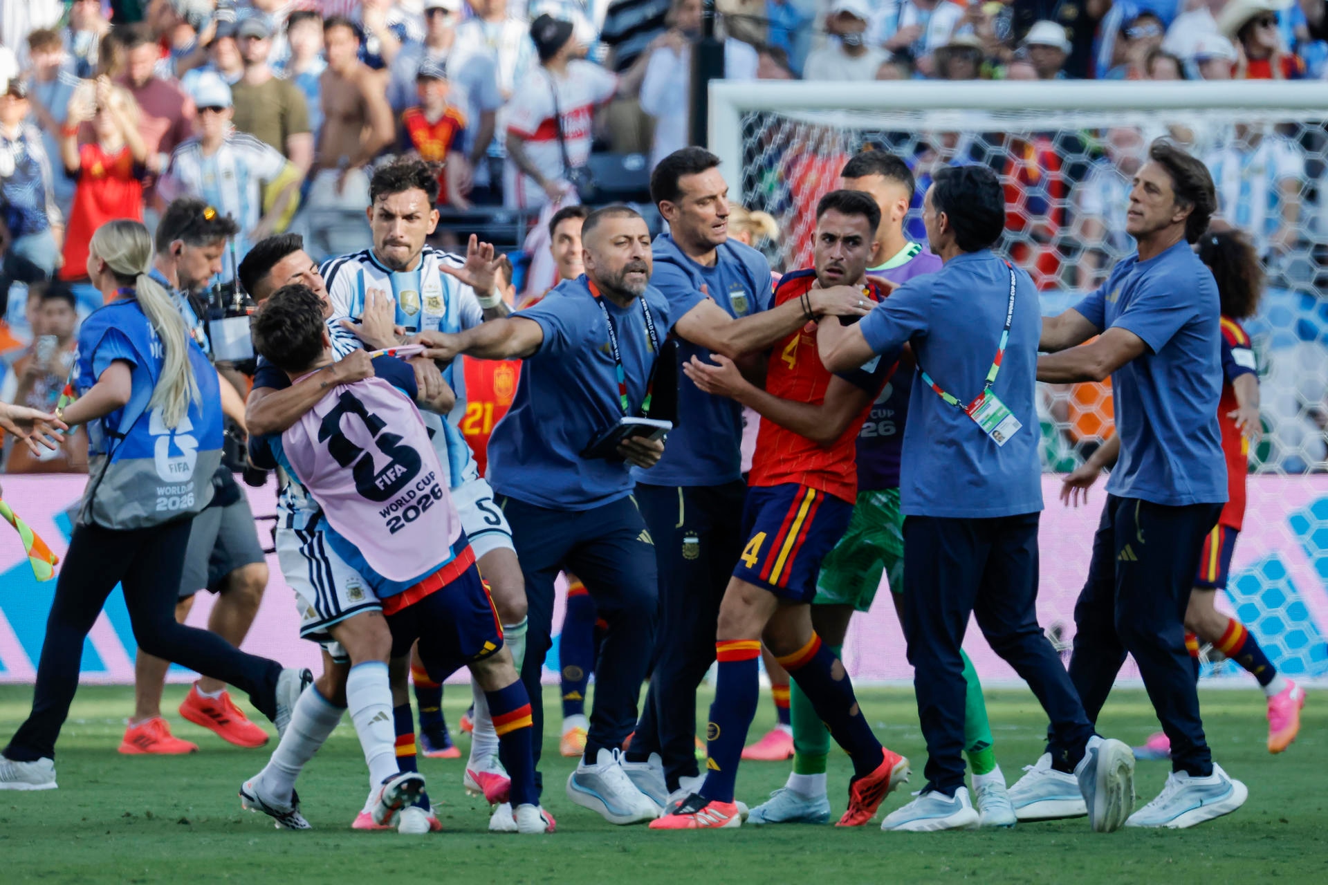 Tensión tras la final: Paredes y Otamendi protagonizaron polémicos cruces en la celebración de España al ganar el Mundial (Foto: EFE)