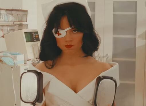 Jenna Ortega con un guiño a "Kill Bill" (Foto: Taste / YouTube)