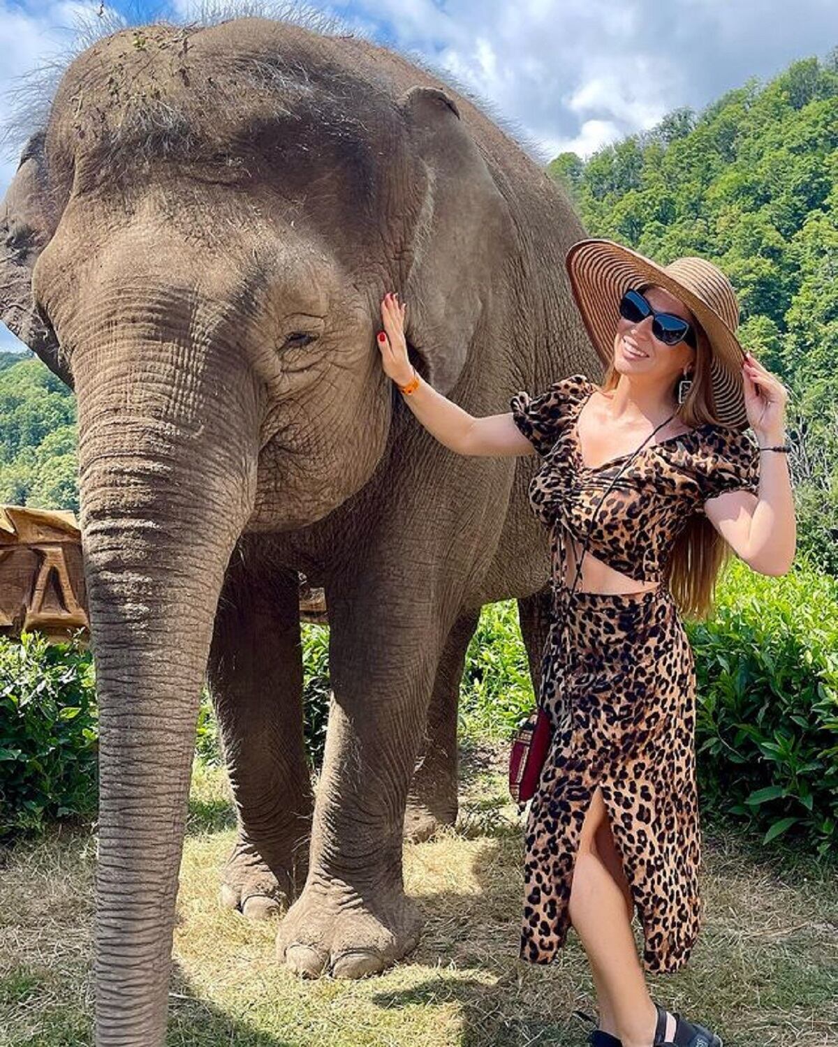 La influencer rusa Inessa Polenko posó al lado de un elefante en uno de sus tantos viajes (Foto: Inessa Polenko/ Instagram)