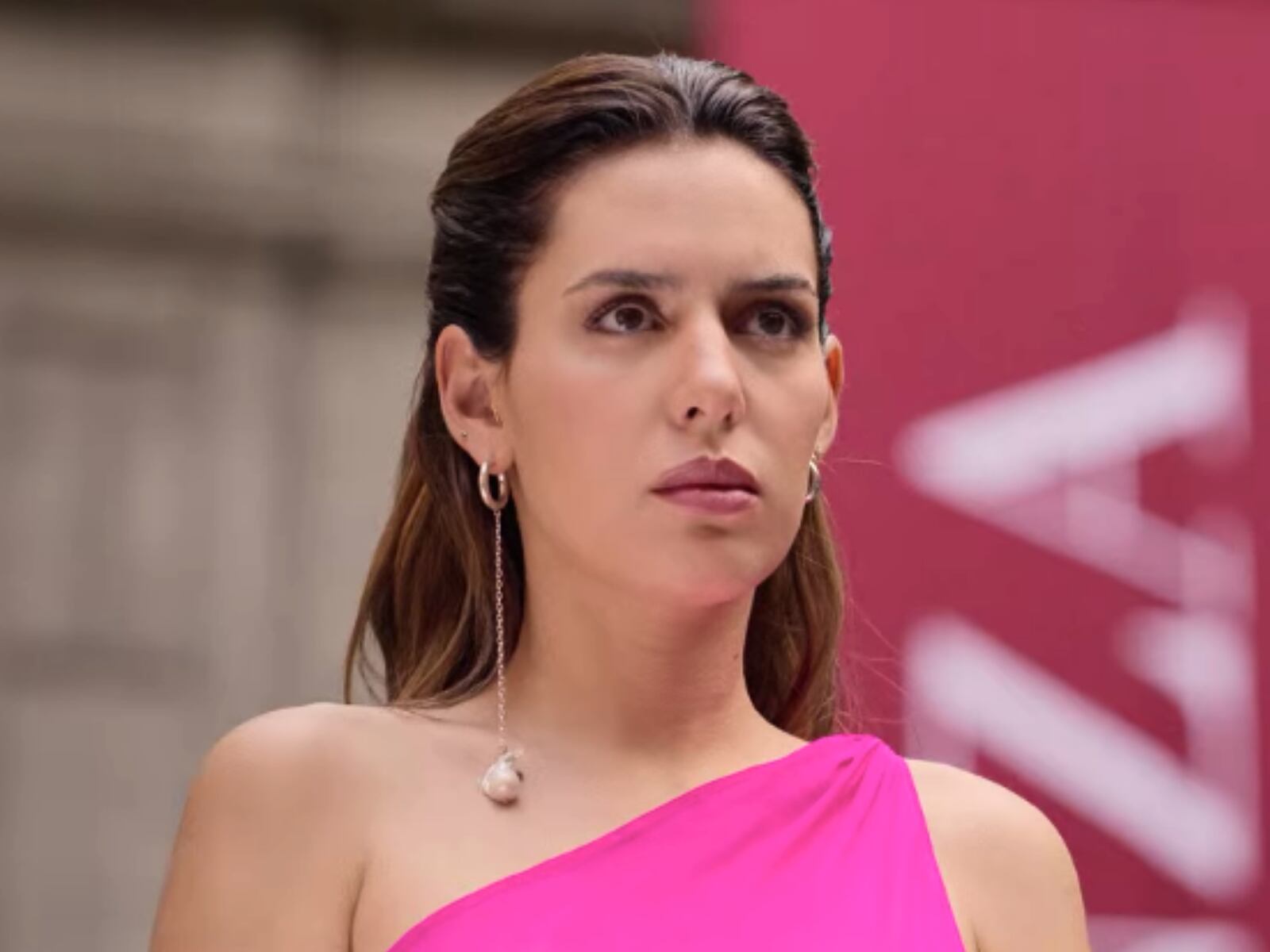 En el papel de Brenda Rey, Camila Valero asume el rol principal en "Pacto de Silencio" persiguiendo incansablemente su anhelo de venganza (Foto: Netflix)