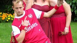 Facebook: Hincha del Arsenal se casó vistiendo ¡la camiseta del equipo!