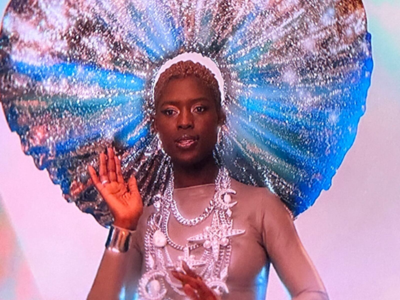 Jodie Turner-Smith como Dios en el final de la serie “Sex Education” (Foto: Netflix)