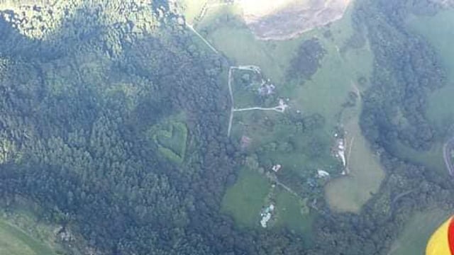 El romántico gesto de un hombre, descubierto por un helicóptero de rescate tras sobrevolar un bosque 