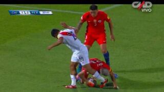 Perú ante Chile: mano en el área de Marcelo Díaz y el árbitro no cobró penal