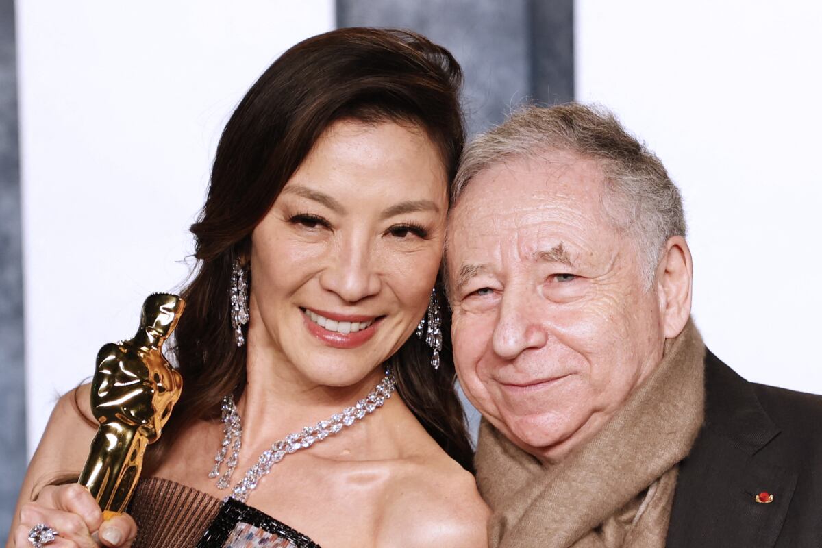 Michelle Yeoh y Jean Todt en los Premios Oscar 2023 (Foto: AFP)