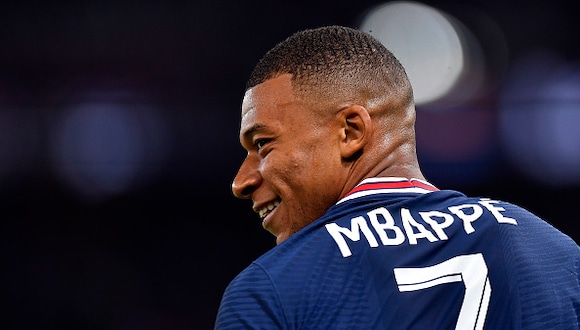 Kylian Mbappé renovará contrato con el PSG por tres temporadas, anunciaron en Francia y España. (Getty)