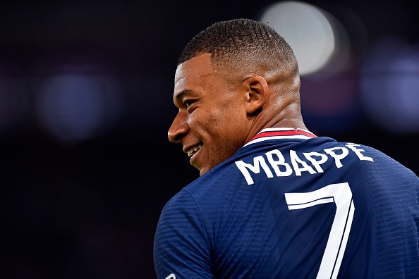 Kylian Mbappé renovará contrato con el PSG por tres temporadas, anunciaron en Francia y España. (Getty)