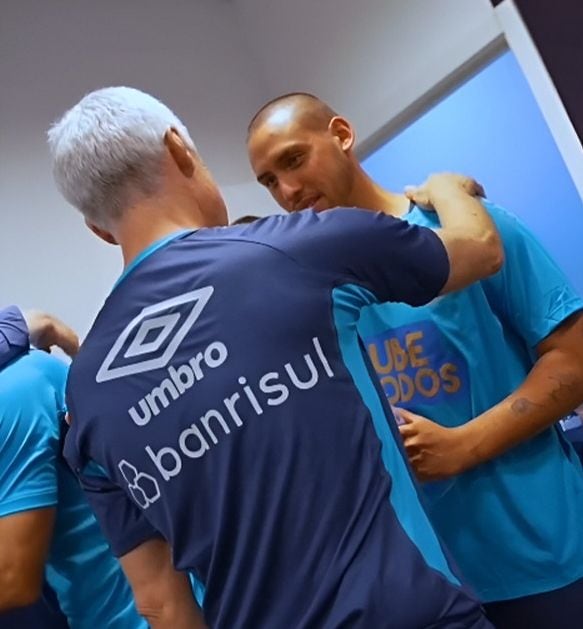 Erick Noriega fue recibido por su nuevo entrenador en las prácticas del Gremio.