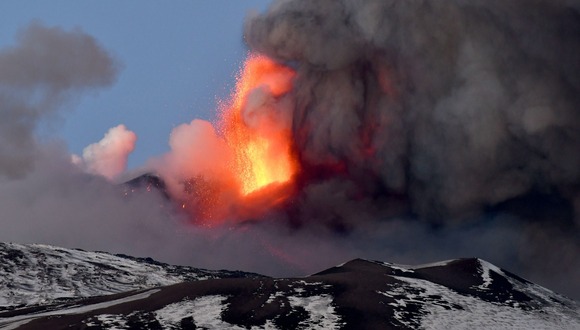 El hundimiento de una parte del cráter de la vertiente sureste del famoso volcán provocó un desborde y un deslizamiento de lava a lo largo del flanco occidental, que, no obstante, no ha puesto en riesgo a las aldeas habitadas cercanas. (Foto: EFE).