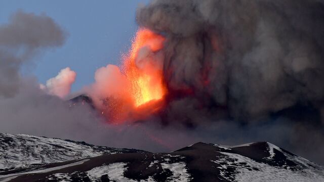 Erupción Etna en vivo hoy, 15 de agosto: aeropuertos cerrados y prohibición de vehículos en Catania