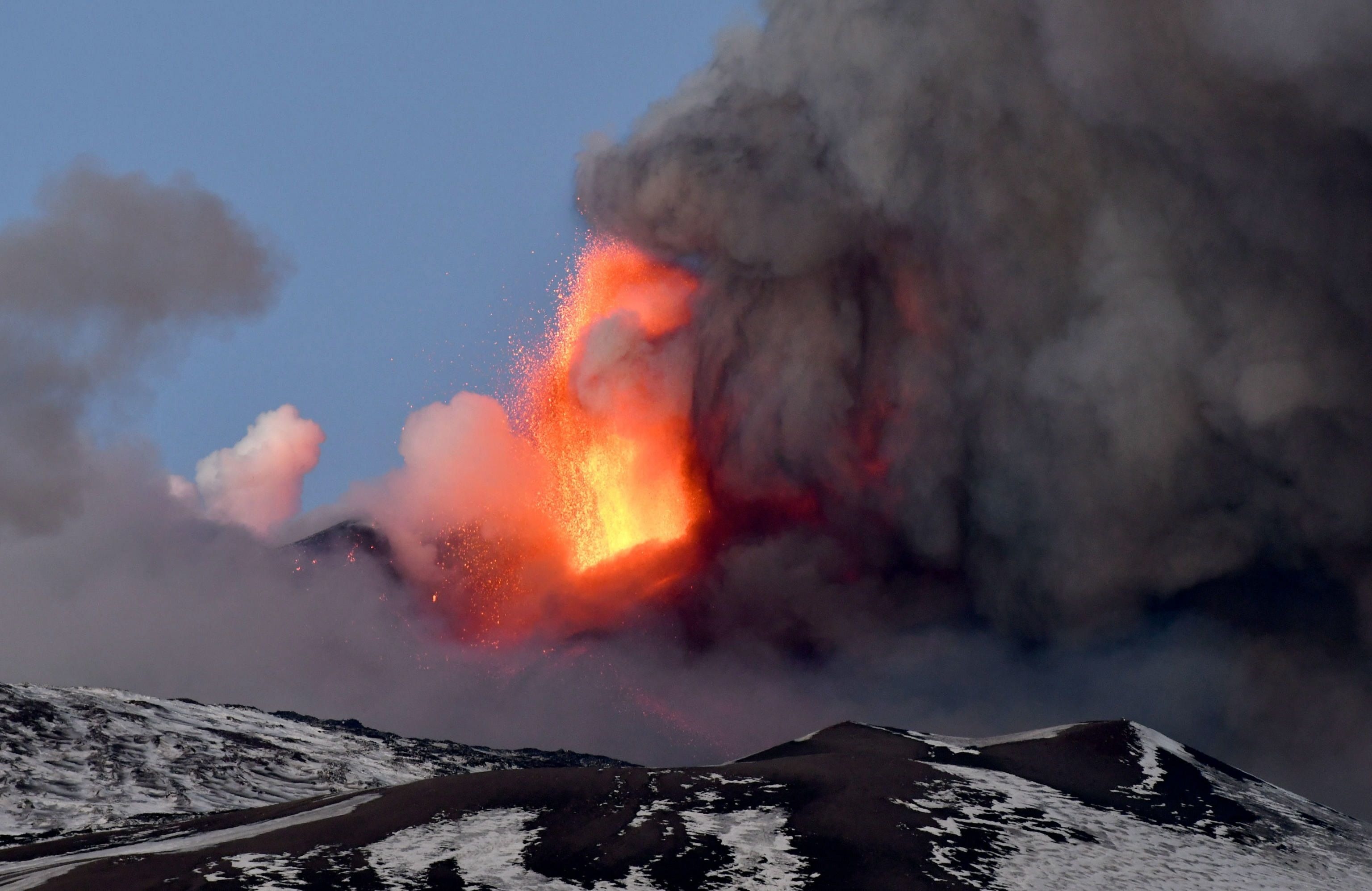 El hundimiento de una parte del cráter de la vertiente sureste del famoso volcán provocó un desborde y un deslizamiento de lava a lo largo del flanco occidental, que, no obstante, no ha puesto en riesgo a las aldeas habitadas cercanas. (Foto: EFE).