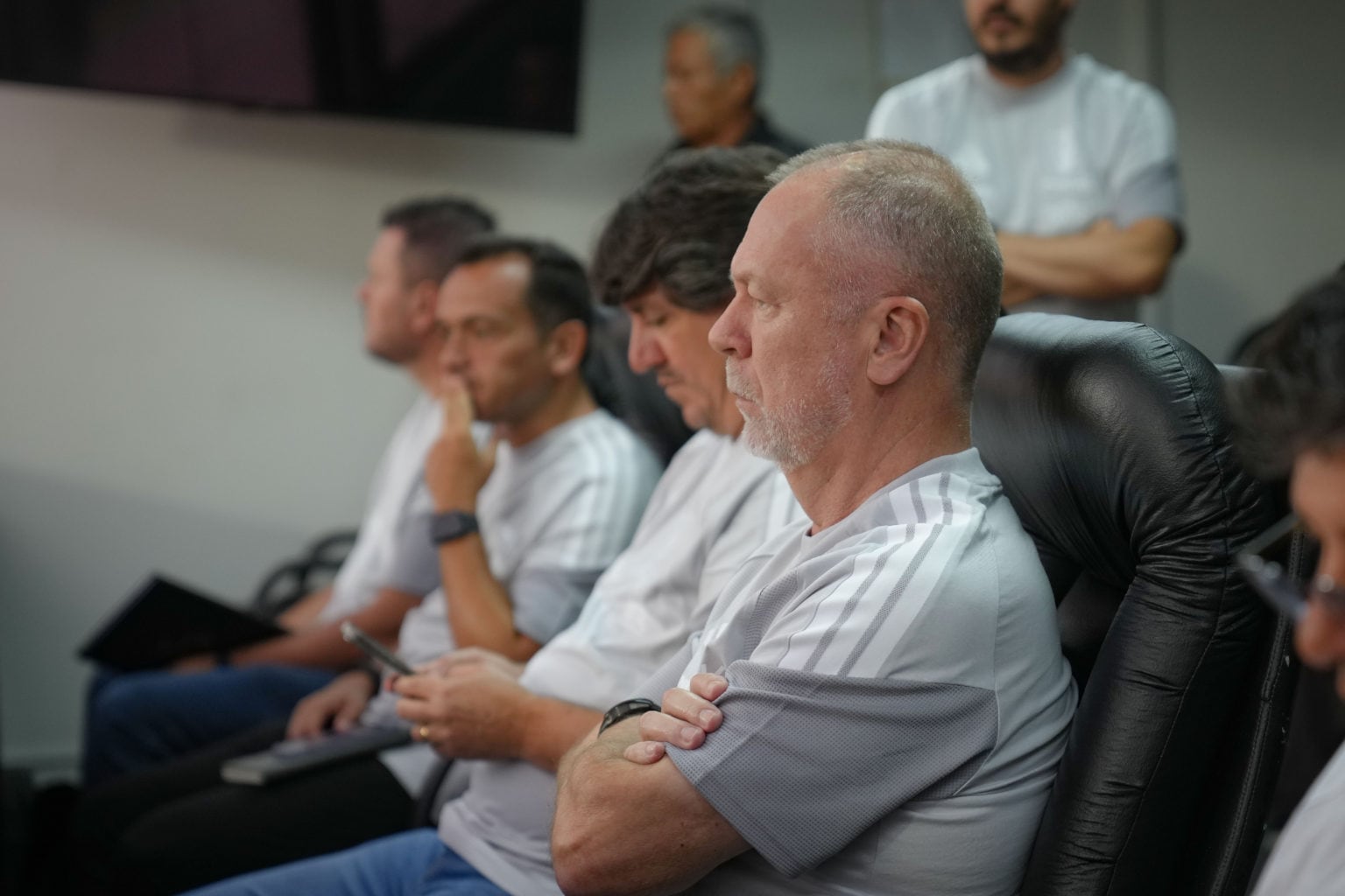 Mano Menezes viendo un partido de la Liga 1. (Foto: La Bicolor)
